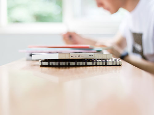 高中畢業(yè)生能通過(guò)成人教育考取本科學(xué)歷嗎？哪家學(xué)?？梢詧?bào)名？