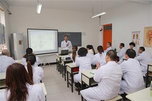 哪個學校有零基礎針灸推拿班？   