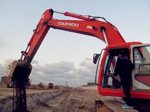 想學(xué)最好的挖掘機(jī)技術(shù)，就到濟(jì)南駿大挖掘機(jī)培訓(xùn)學(xué)校