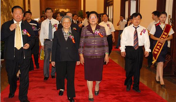 全國政協(xié)副主席錢正英（左一）、十五屆中央委員顧秀蓮（左三）、國務院扶貧主任，政協(xié)常委胡富國（左一）、北方汽車專修學校曹振峰董事長（右一）在人民大會堂共同出席北方學校七千萬扶貧工程